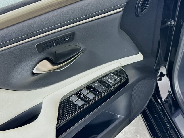Vehicle image 20 of 31