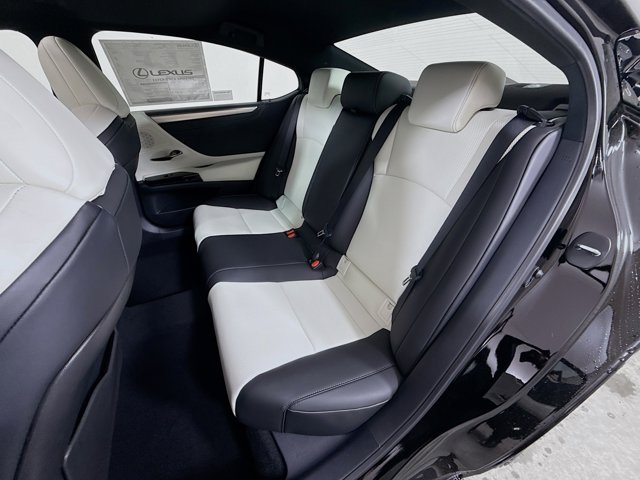 Vehicle image 23 of 31