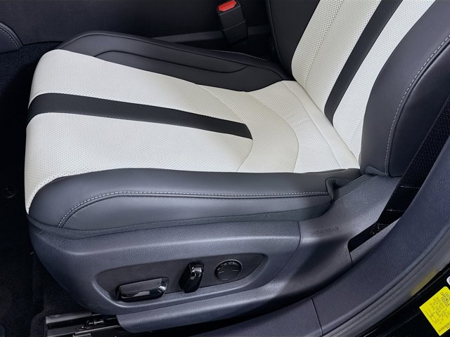Vehicle image 21 of 31