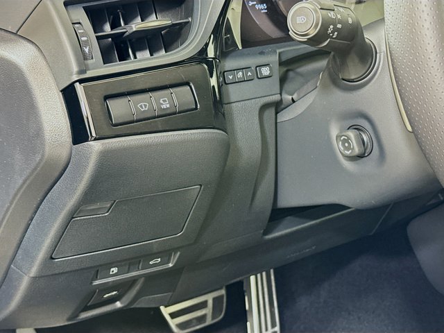 Vehicle image 10 of 31