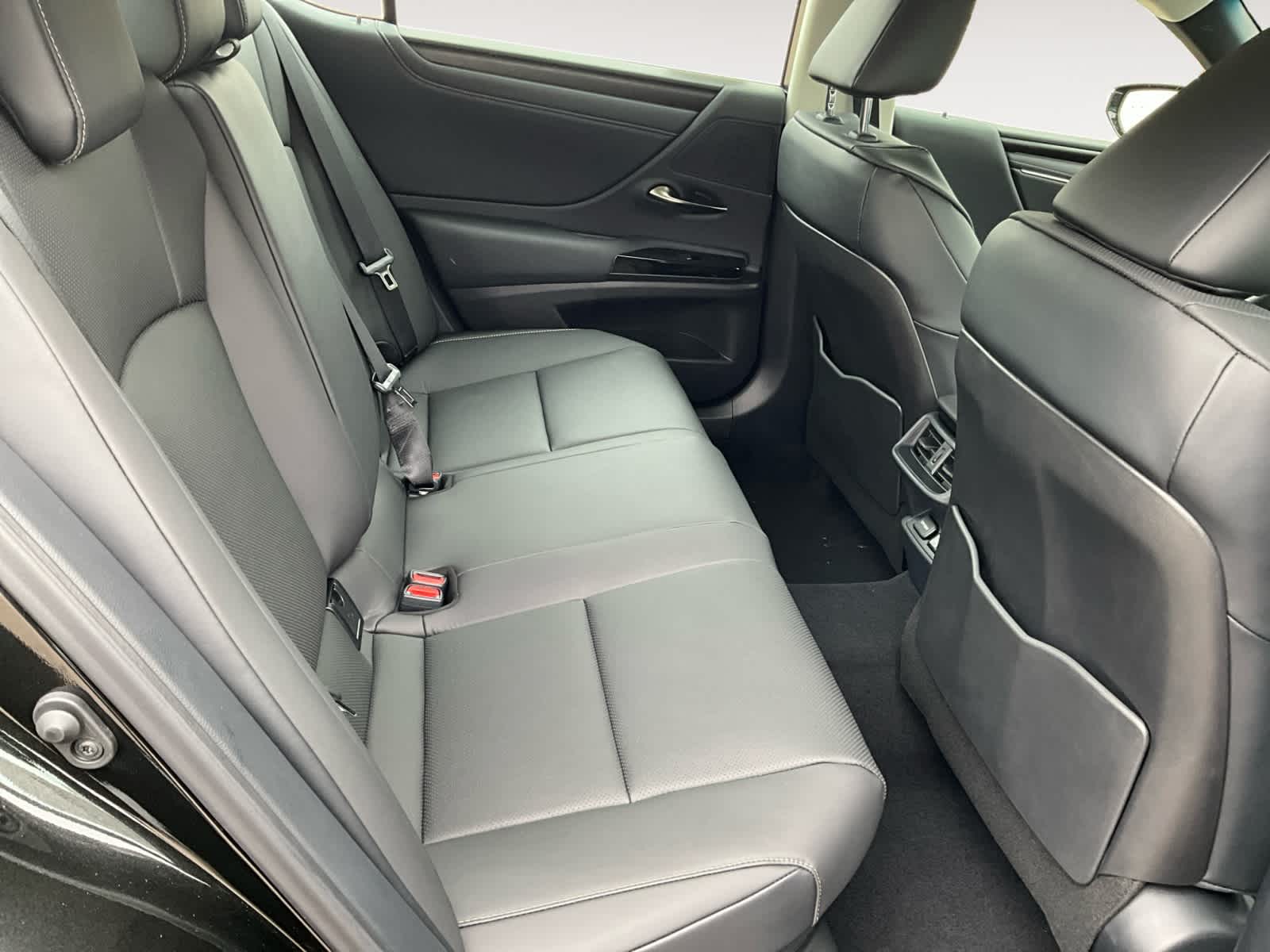 Vehicle image 14 of 16