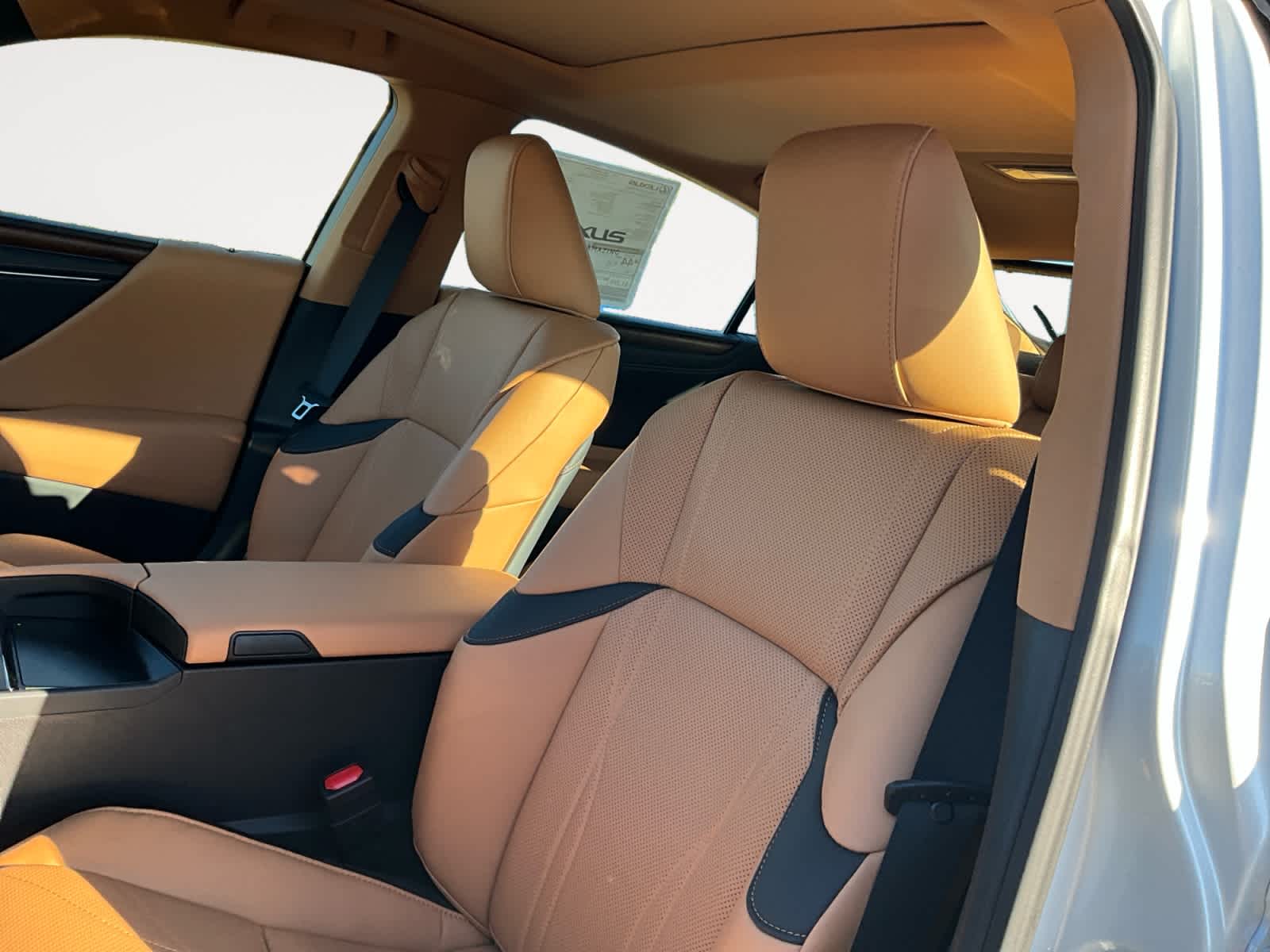 2025 Lexus ES 300h Luxury Image 10 of 15