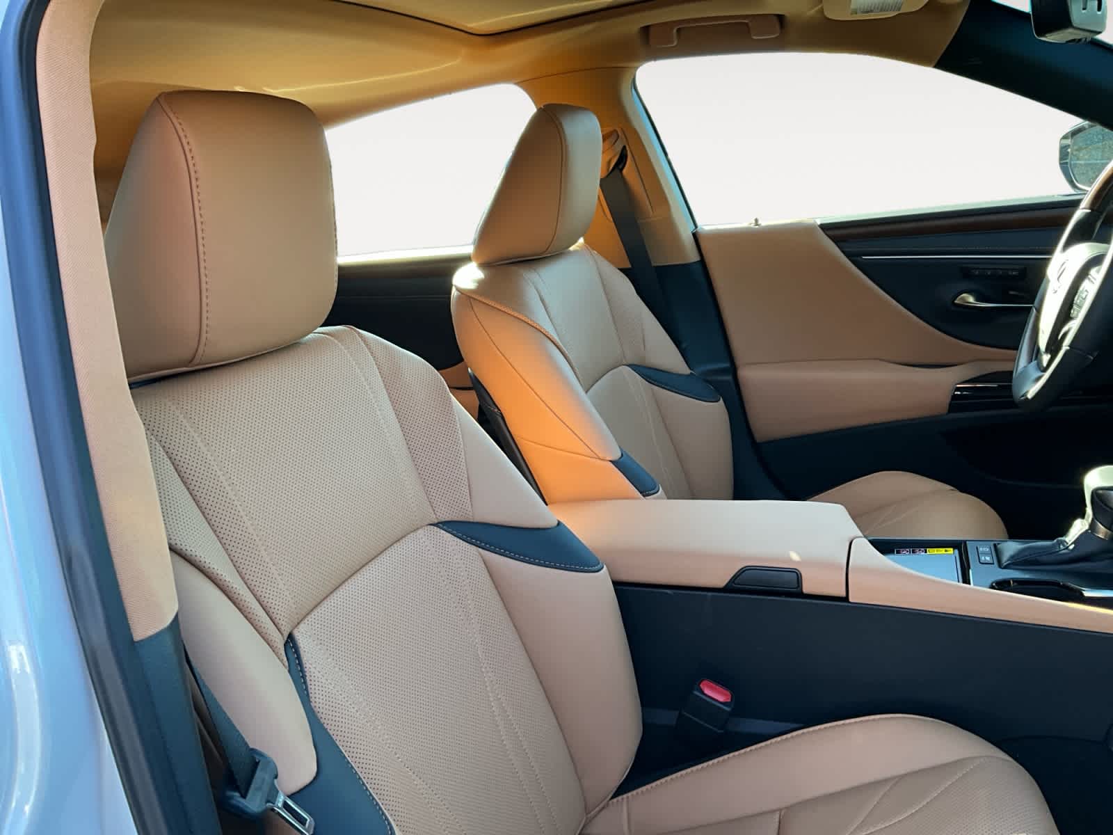 2025 Lexus ES 300h Luxury Image 11 of 15