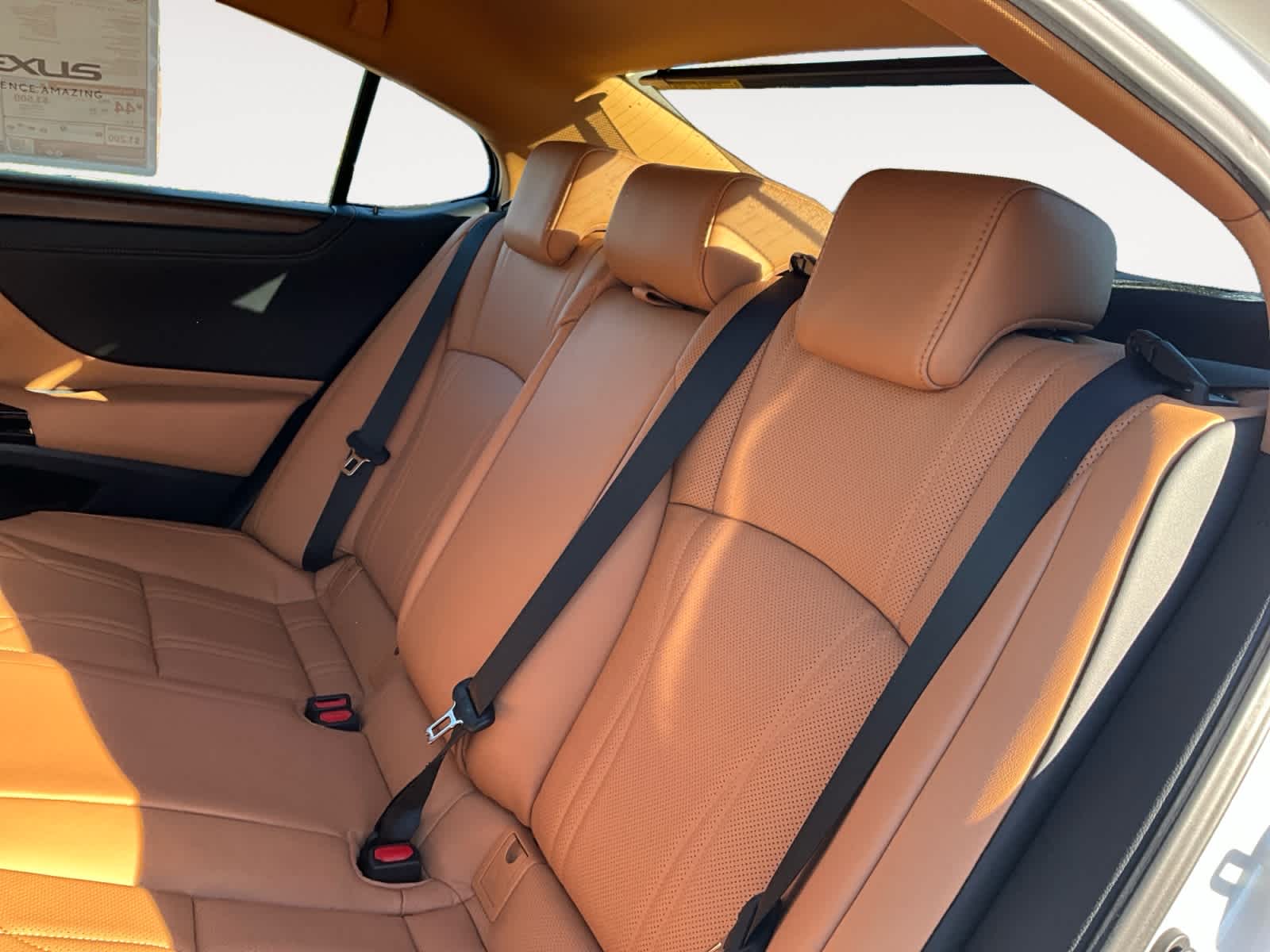 2025 Lexus ES 300h Luxury Image 12 of 15