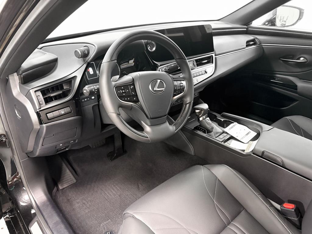 Vehicle image 11 of 13
