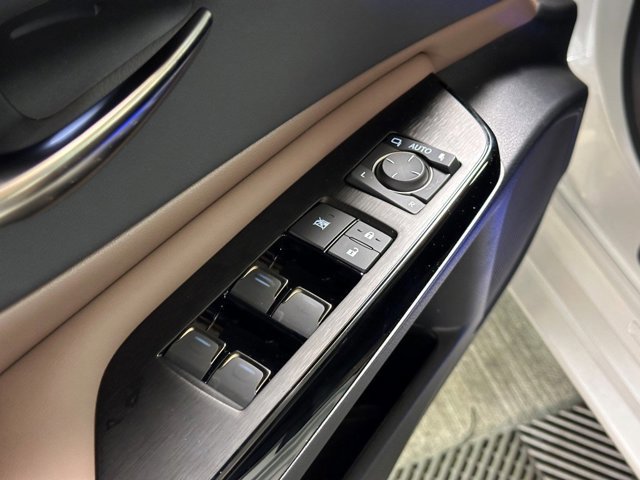 Vehicle image 20 of 28