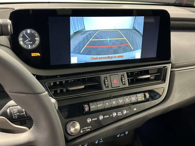 Vehicle image 24 of 28