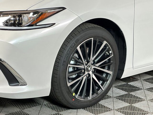 Vehicle image 7 of 28