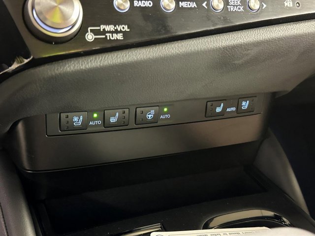 Vehicle image 25 of 28