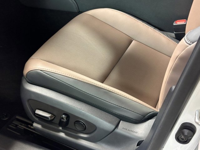 Vehicle image 23 of 28