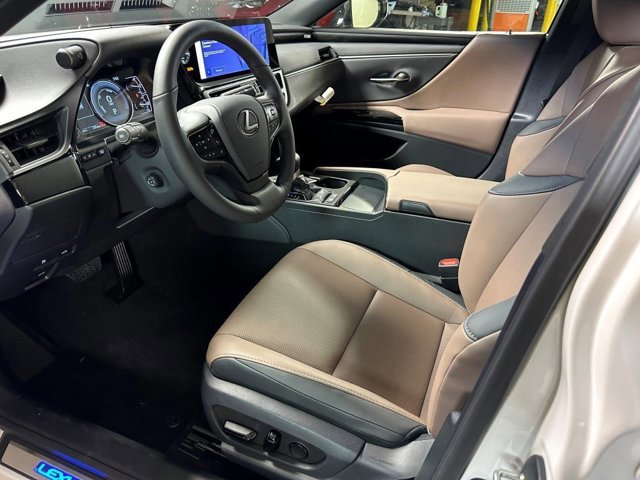 Vehicle image 21 of 28