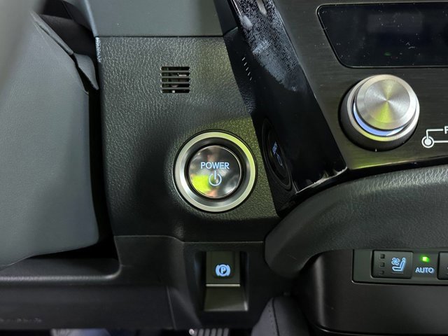 Vehicle image 26 of 28