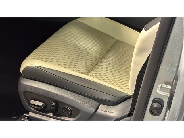 2025 Lexus ES 300h Image 24 of 26