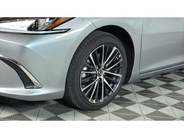 2025 Lexus ES 300h Image 4 of 26