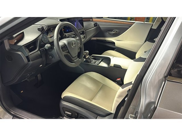 2025 Lexus ES 300h Image 8 of 26