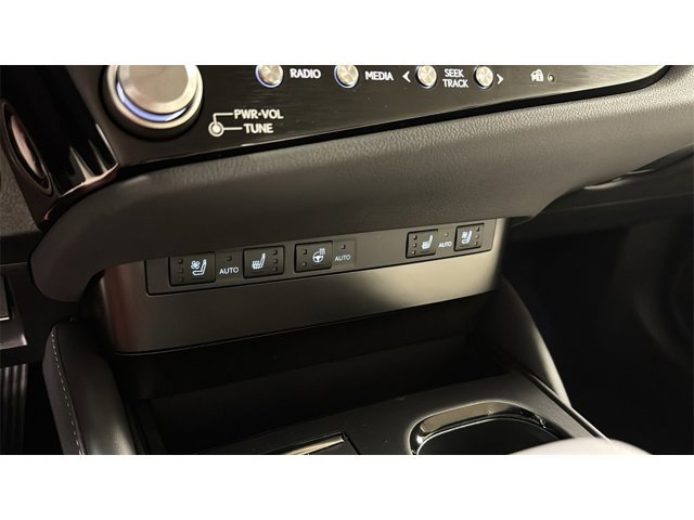 2025 Lexus ES 300h Image 19 of 26