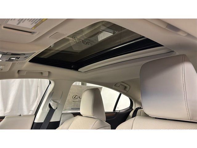 2025 Lexus ES 300h Image 18 of 26