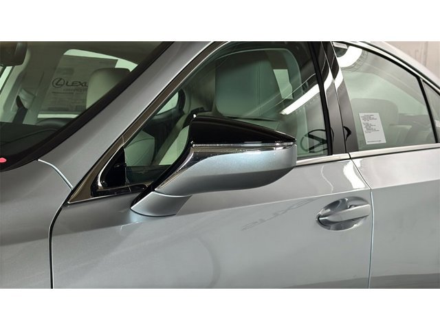 2025 Lexus ES 300h Image 16 of 26