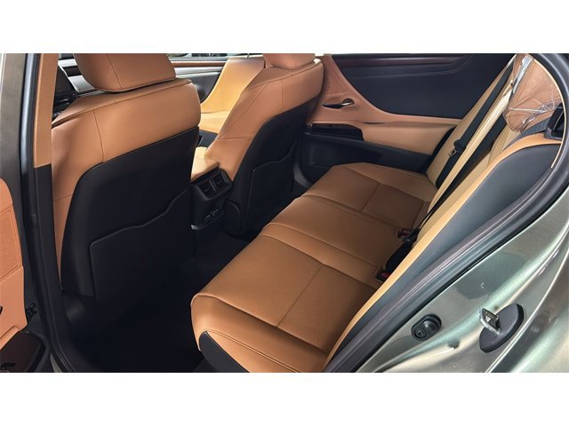 2025 Lexus ES 300h Image 6 of 26