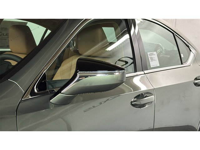 2025 Lexus ES 300h Image 18 of 26