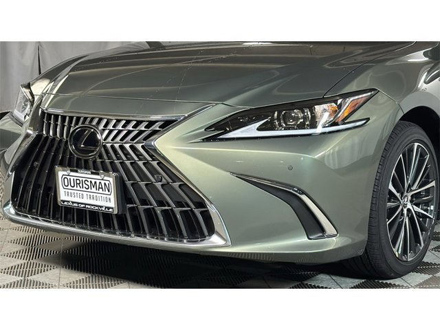 2025 Lexus ES 300h Image 2 of 26