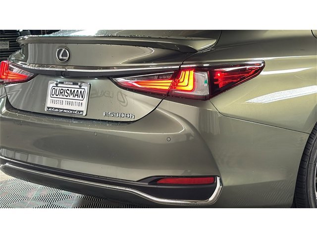 2025 Lexus ES 300h Image 21 of 26