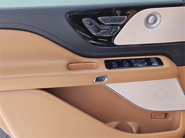 Vehicle image 22 of 32
