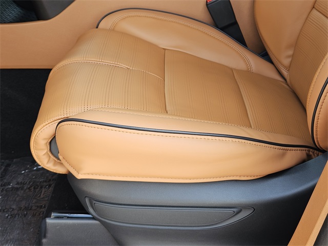 Vehicle image 23 of 32
