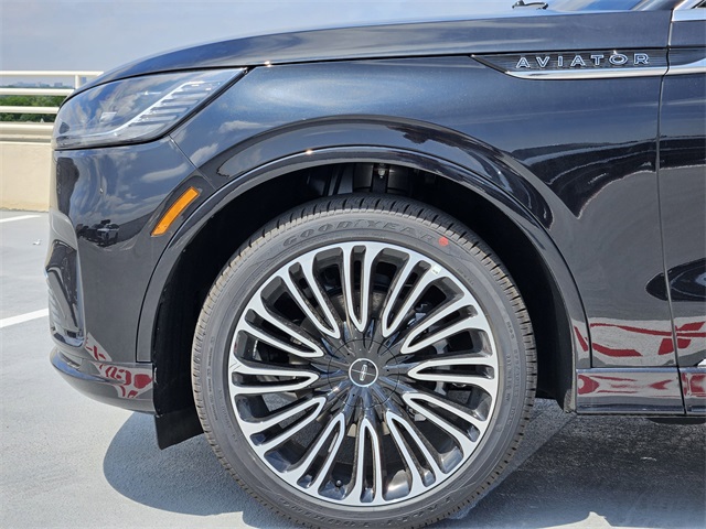 Vehicle image 10 of 32