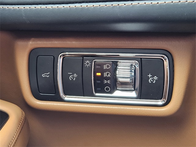 Vehicle image 21 of 32