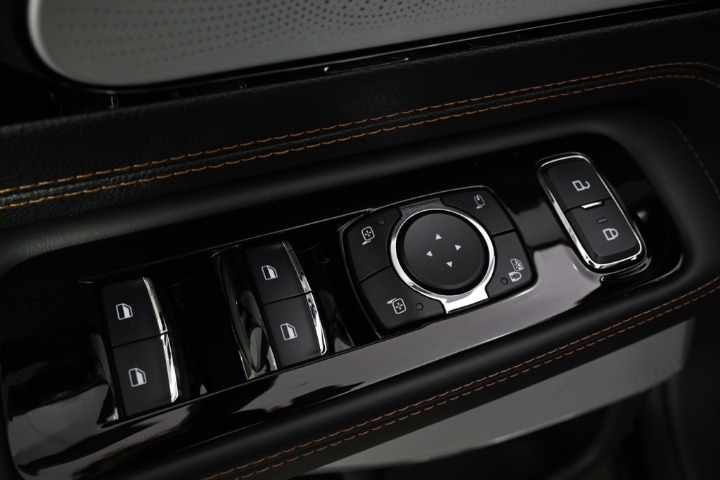 Vehicle image 23 of 34