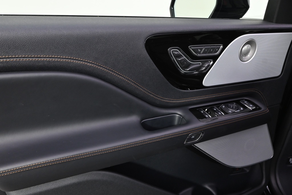 Vehicle image 22 of 34