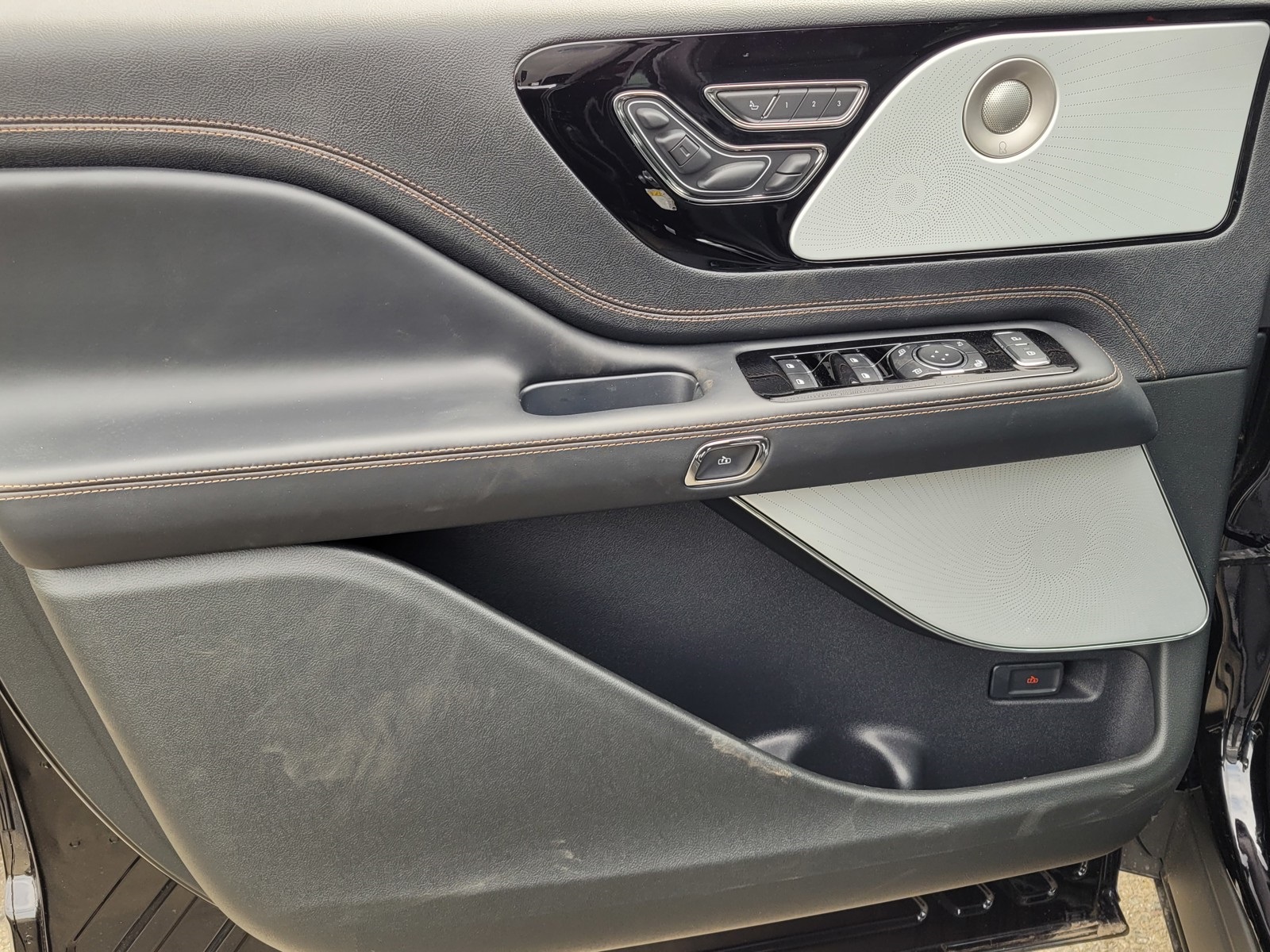 Vehicle image 10 of 12