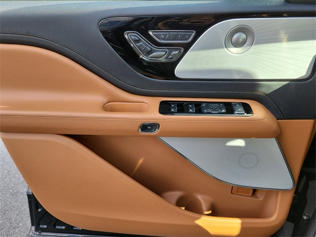 Vehicle image 24 of 30