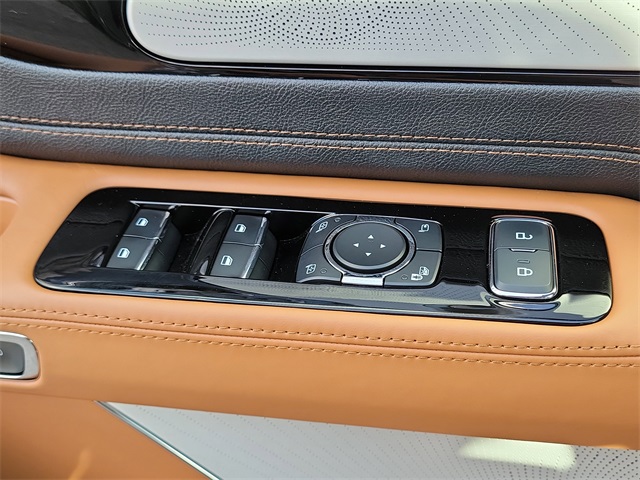 Vehicle image 27 of 30