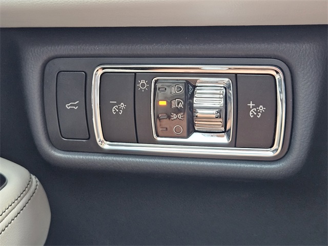 Vehicle image 21 of 31