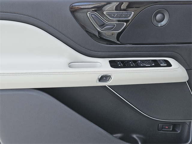 Vehicle image 22 of 32