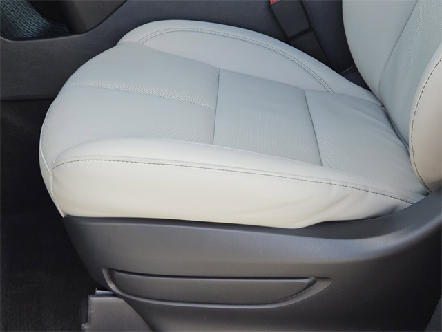 Vehicle image 23 of 32