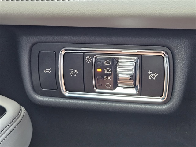 Vehicle image 21 of 32