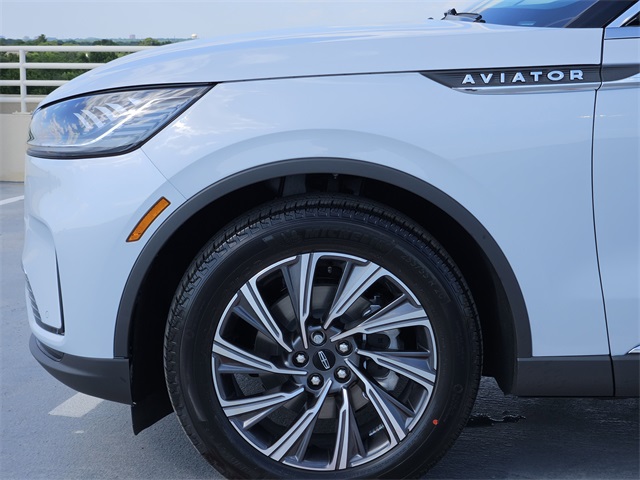 Vehicle image 10 of 32