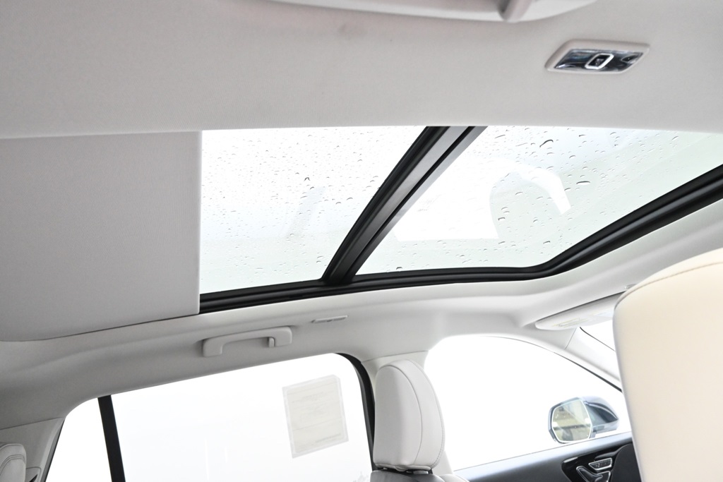 Vehicle image 19 of 34