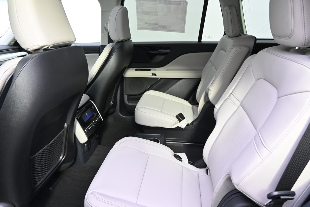 Vehicle image 15 of 34