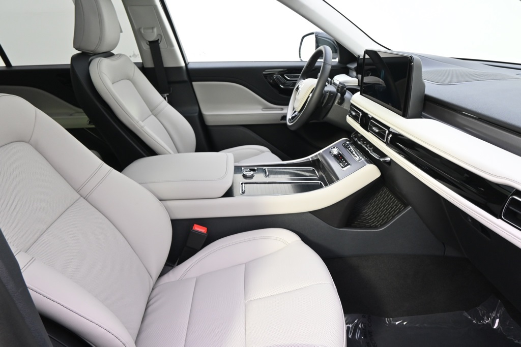 Vehicle image 31 of 34