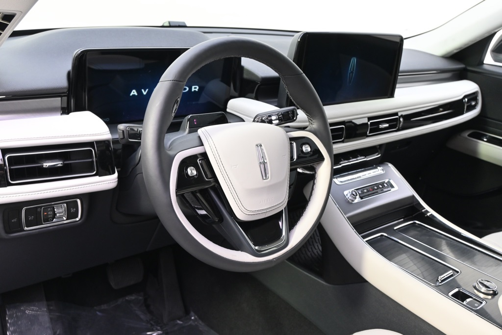 Vehicle image 17 of 34