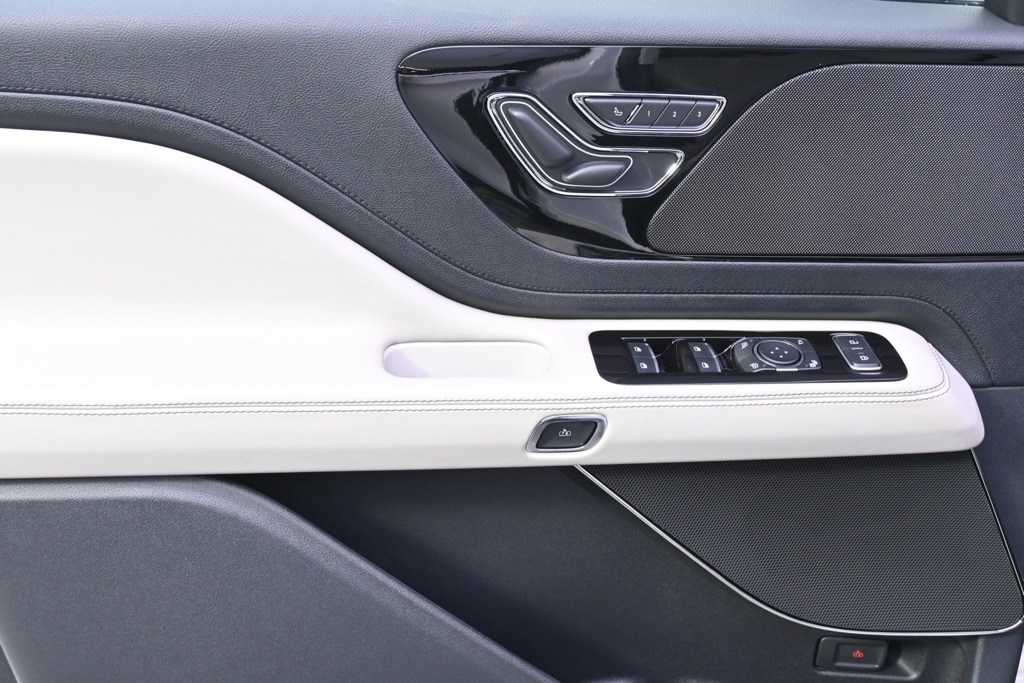 Vehicle image 25 of 34
