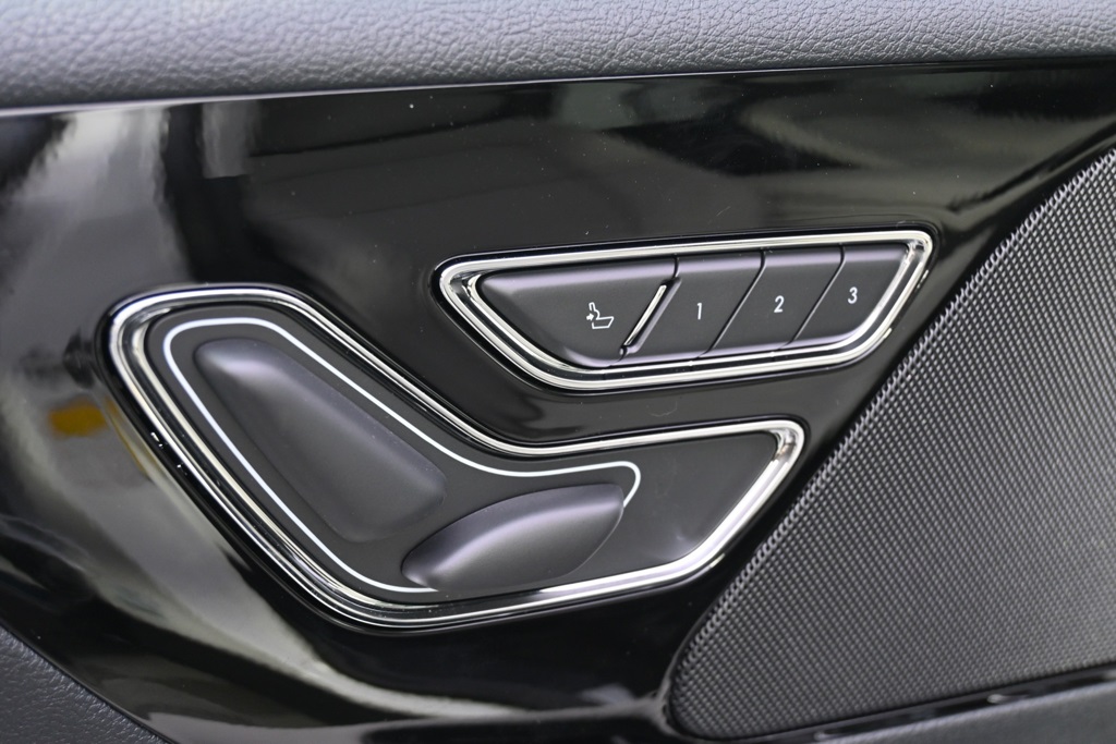 Vehicle image 27 of 34