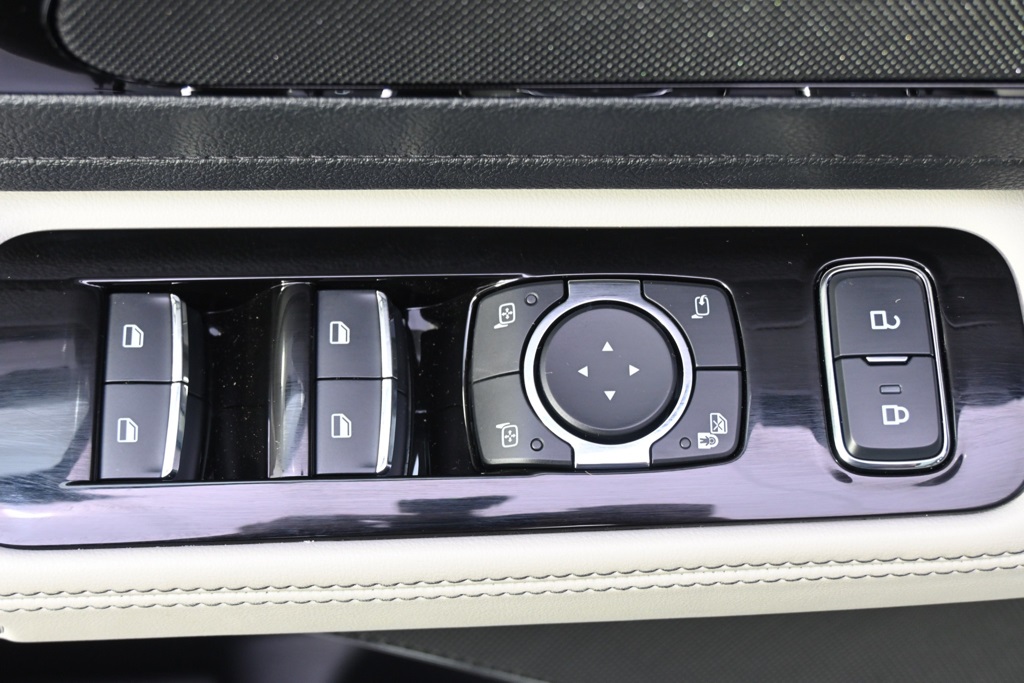 Vehicle image 26 of 34