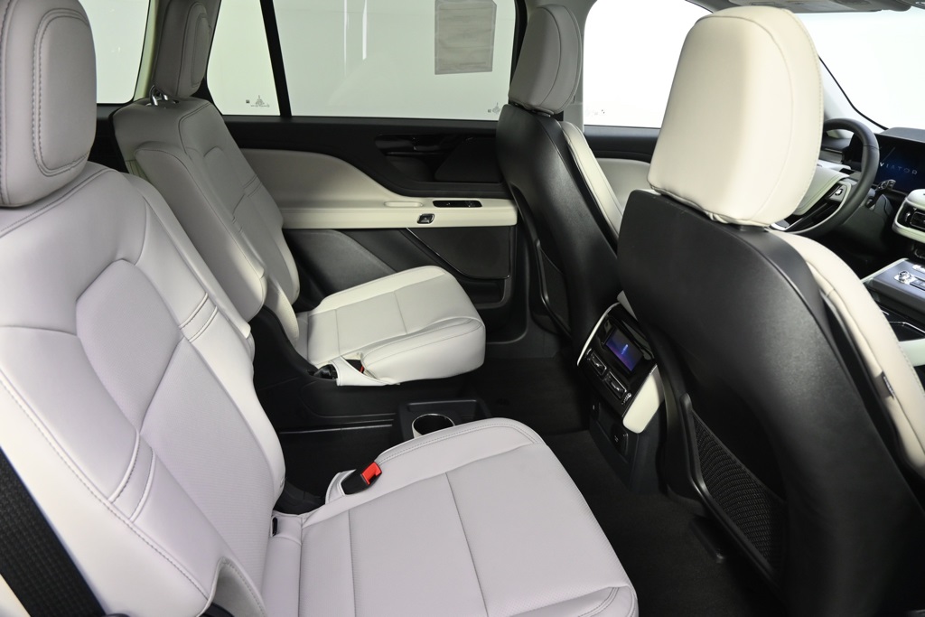 Vehicle image 13 of 34