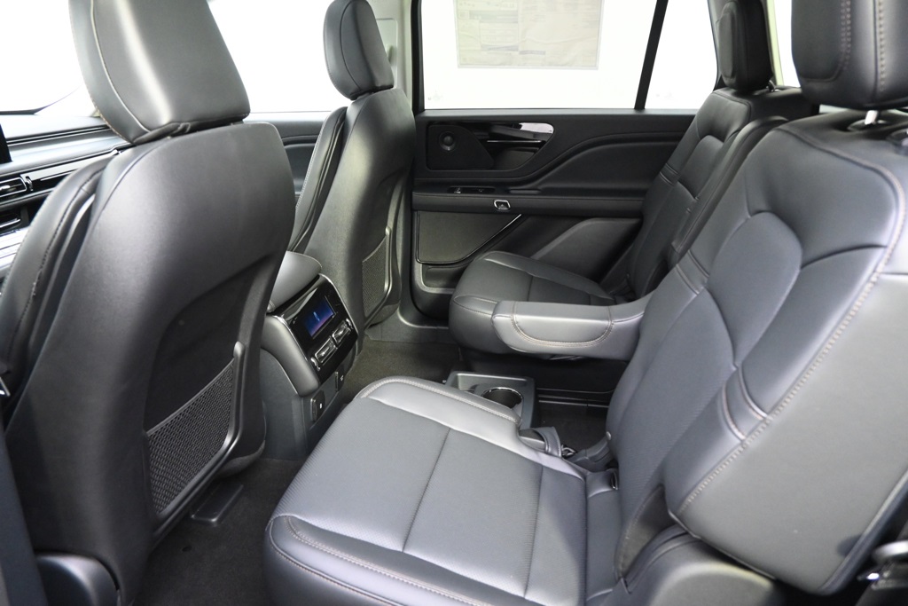 Vehicle image 21 of 36
