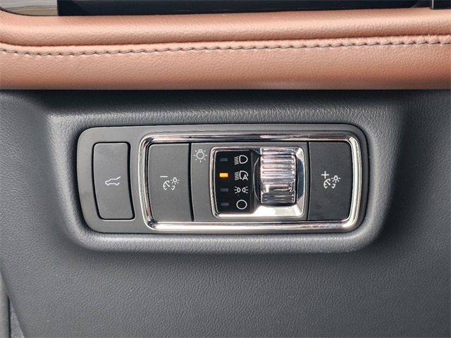 Vehicle image 21 of 31